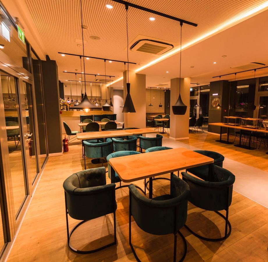 Hotel Arka Orsova Bagian luar foto