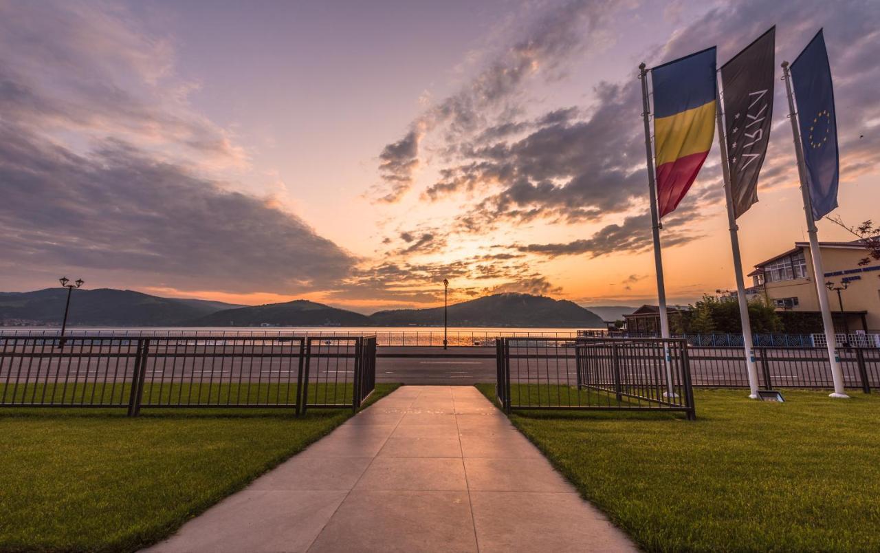Hotel Arka Orsova Bagian luar foto