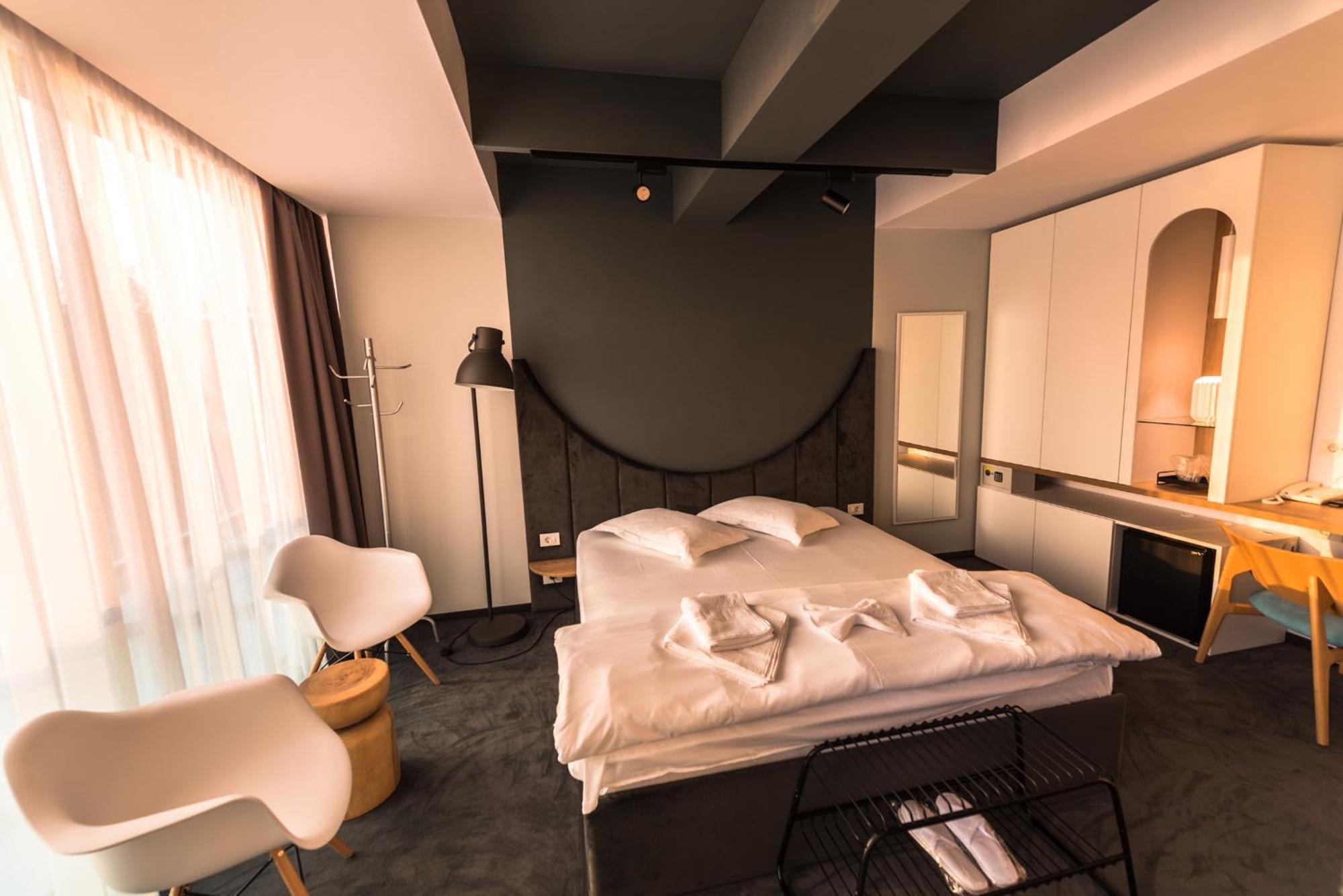 Hotel Arka Orsova Bagian luar foto